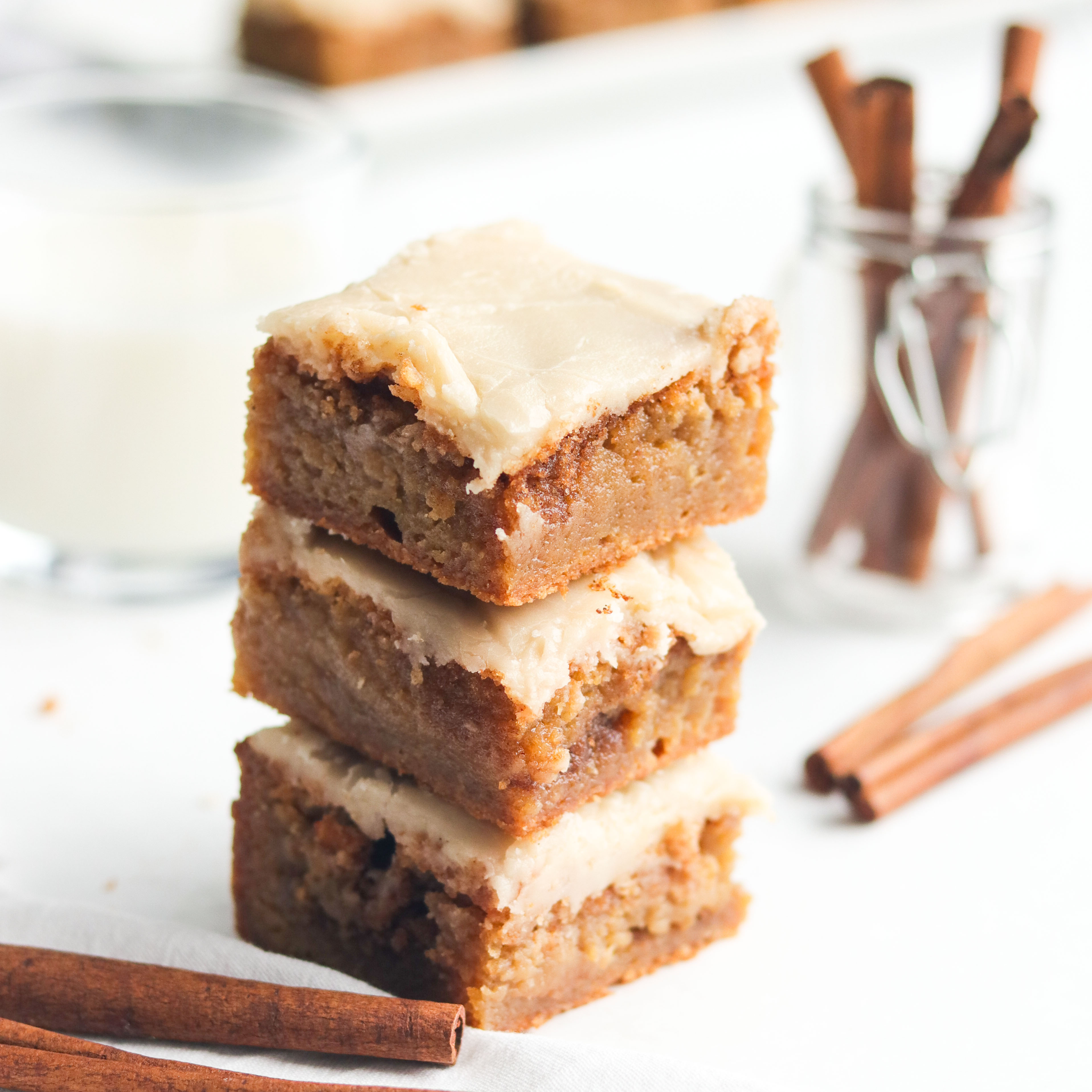 Cinnamon Roll Blondies