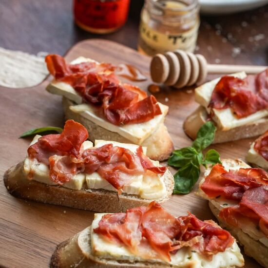 Baked Brie and Prosciutto Crostini
