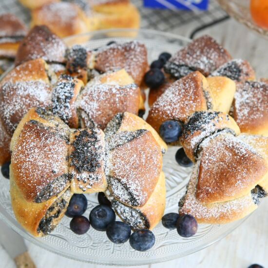 Black Sesame Bow Tie Buns