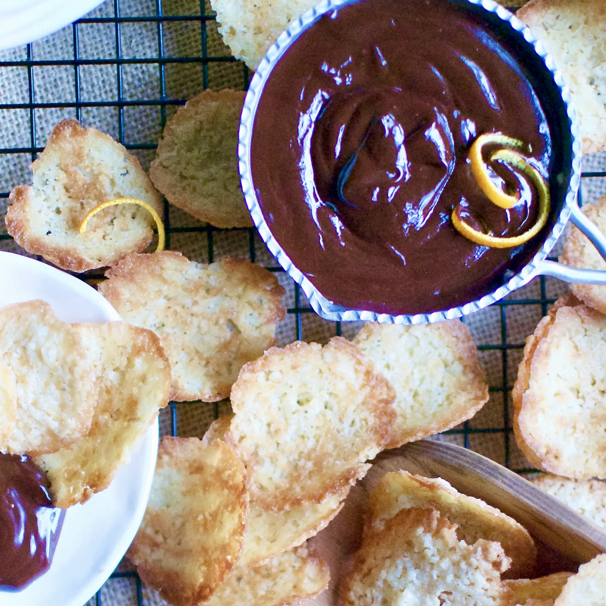 Lacy Cookie Chips & Chocolate Dip