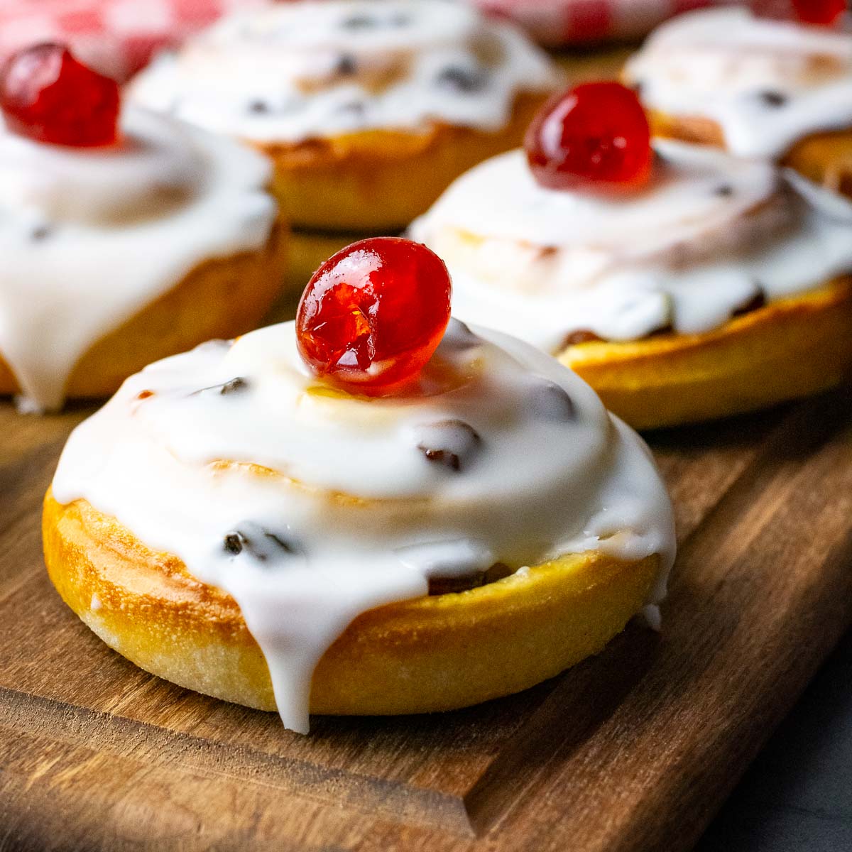 Sourdough Iced Buns With Lemon Curd